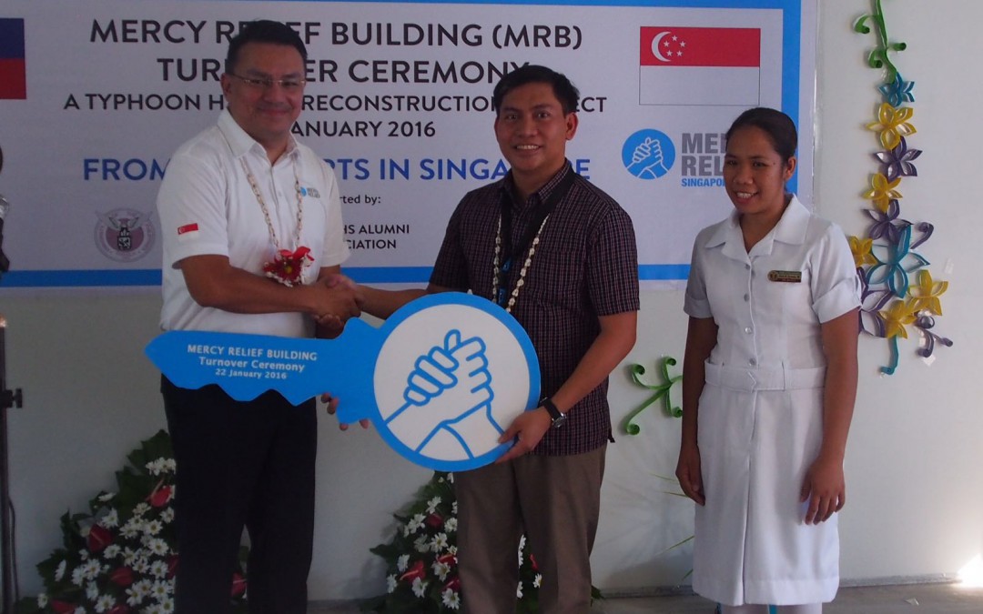 Vice Chairman of Mercy Relief Mr Suhaimi Rafdi hands over the Mercy Relief Building key to Dean of School of Health Sciences, University of Philippines Manila, Dr Salvador Isidro B. Destura, at the inauguration ceremony on Friday, 22nd January 2016 at the University of the Philippines Manila, School of Health Sciences, Palo, Leyte.